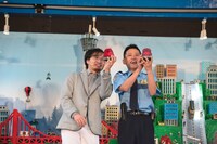 レゴでできた「パトランプ」に喜ぶ柳沢慎吾（右）。