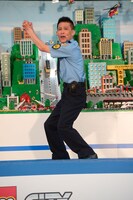 高校野球のネタを披露する柳沢慎吾。