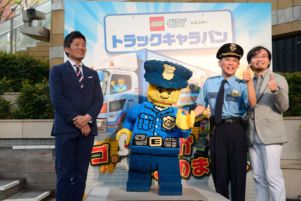 「レゴシティ トラックキャラバン セカンドシーズン」の記者会見に登場した柳沢慎吾（右から2人目）。