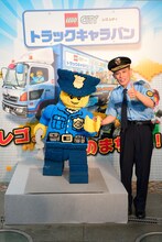 レゴシティに登場する警察官のキャラクターと柳沢慎吾。