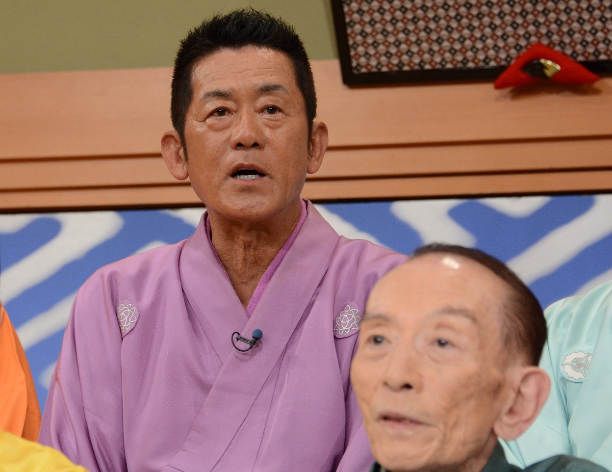 桂歌丸への思いを語る三遊亭円楽（後方）。