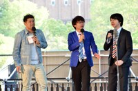 垣花正アナウンサーとトークする三四郎。