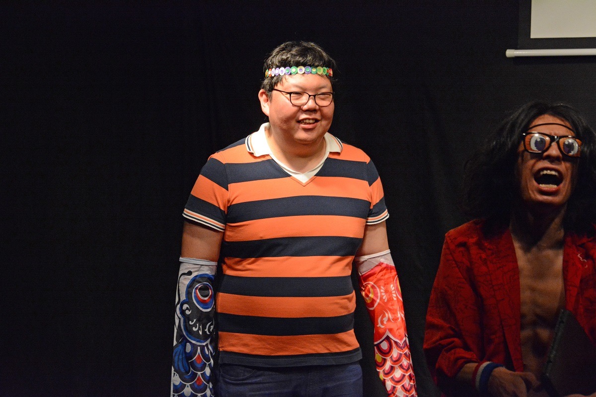 両腕に鯉のぼりを装着しているレオちゃん。