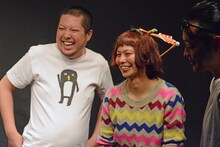 手作りの矢が頭に突き刺さったスーパーニュウニュウふるやいなや（右）。