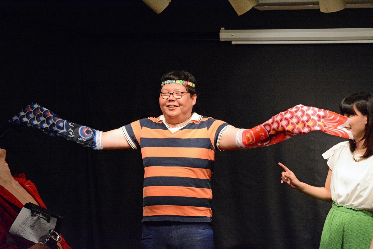 両腕に鯉のぼりを装着しているレオちゃん。