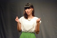 ネタを披露する紺野ぶるま。