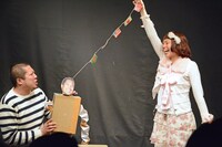 ネタを披露するスーパーニュウニュウ。