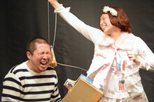 ネタを披露するスーパーニュウニュウ。