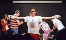 モノボケに挑む虹の黄昏・かまぼこ体育館。