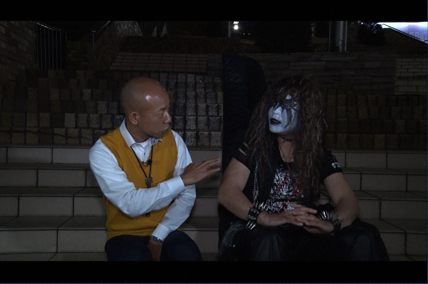 「万年B組ヒムケン先生」に出演するバイきんぐ小峠（左）と、バンドマンのデスユウタ（右）。(c)TBS