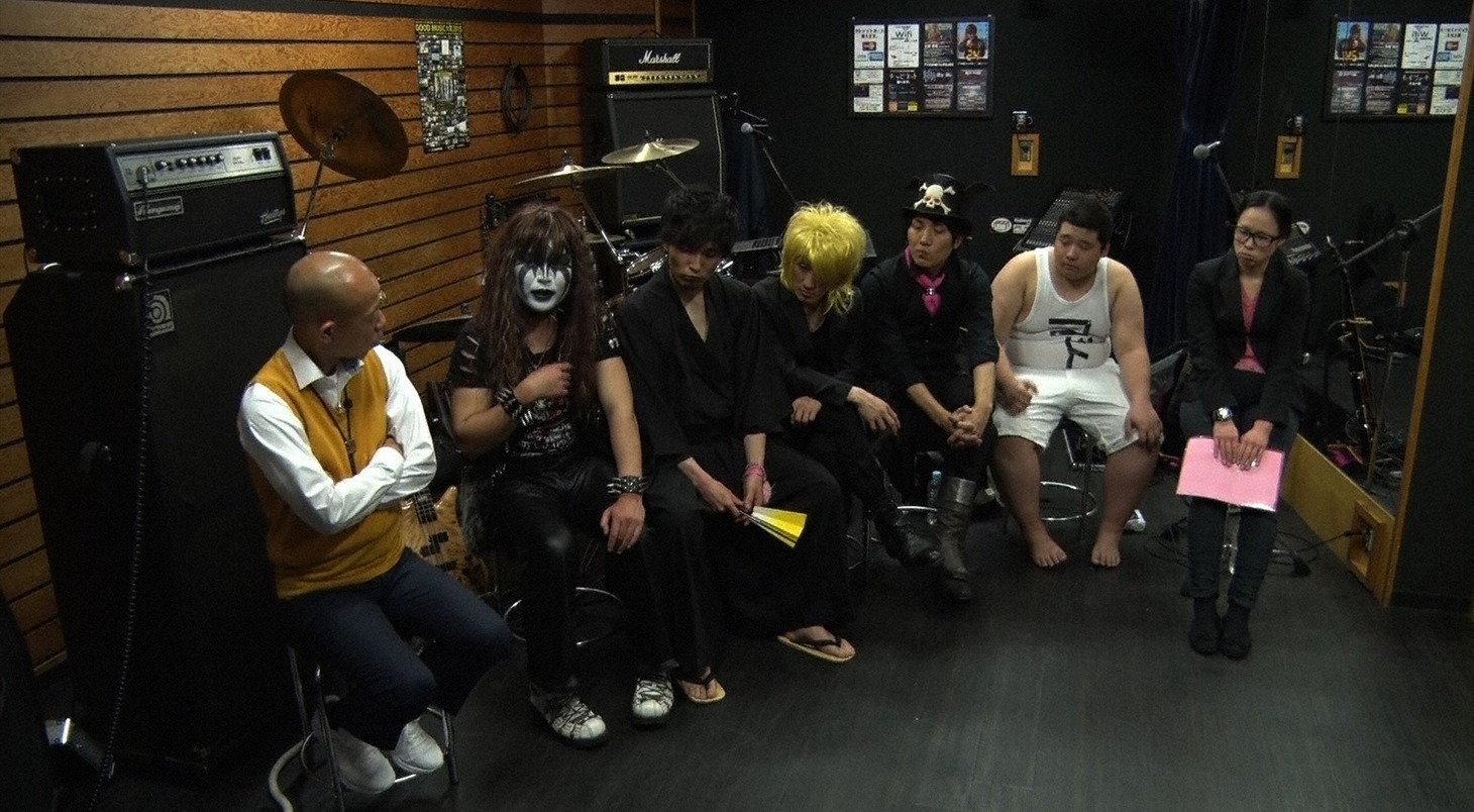 バイきんぐ小峠（左端）と、バンドメンバーたち。(c)TBS