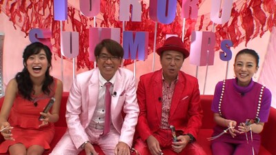 「トゥルルさまぁ～ず」に出演する、さまぁ～ず、小島瑠璃子（左）、あびる優（右）。(c)BeeTV