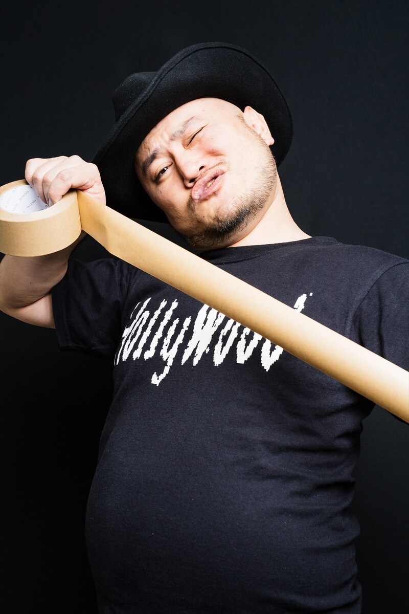 映画ナタリーの「ヒーローマニア-生活-」特集に登場し、「誇張しすぎた『ヒーローマニア』のモノマネ動画4連発」を披露するハリウッドザコシショウ。