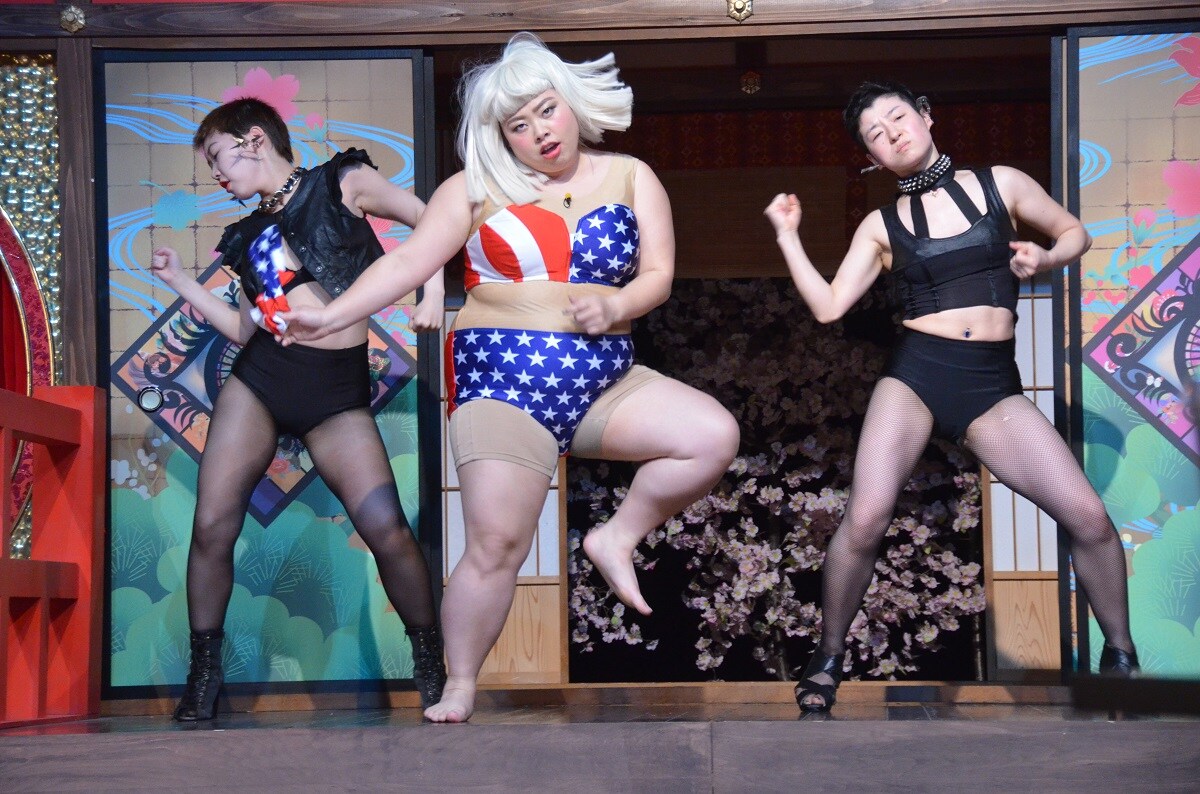 宴会芸を披露する渡辺直美。(c)日本テレビ