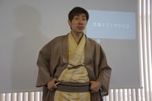 字幕付き落語を実演する桂三四郎。