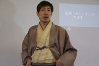 字幕付き落語を実演する桂三四郎。