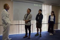 英語字幕付きの新喜劇を実演する（左から）伊賀健二、高井俊彦、レイチェル、鮫島幸恵。