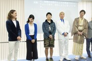 「多言語会場字幕付き公演」の記者会見の様子。