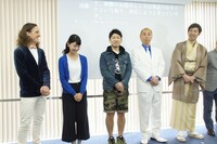 「多言語会場字幕付き公演」の記者会見の様子。