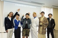 「多言語会場字幕付き公演」の記者会見の様子。