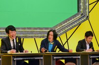 ナメられないよう厳しい表情を決め込む永野（中央）。