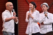 DVD「クレイジージャーニーVol.2」の発売直前イベントに登場した、番組MCの（左から）松本人志、小池栄子、バナナマン設楽。