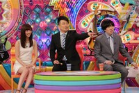 雨上がり決死隊と、堀田茜（左）。(c)テレビ朝日