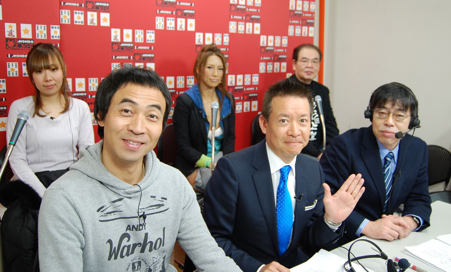 「MONDO式 麻雀」に出演するペナルティ・ワッキー（手前左端）ら。