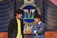 漫才でトークテーマを発表するからし蓮根。(c)読売テレビ