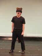 「子どものタヌキ」に出演したラブレターズ溜口。