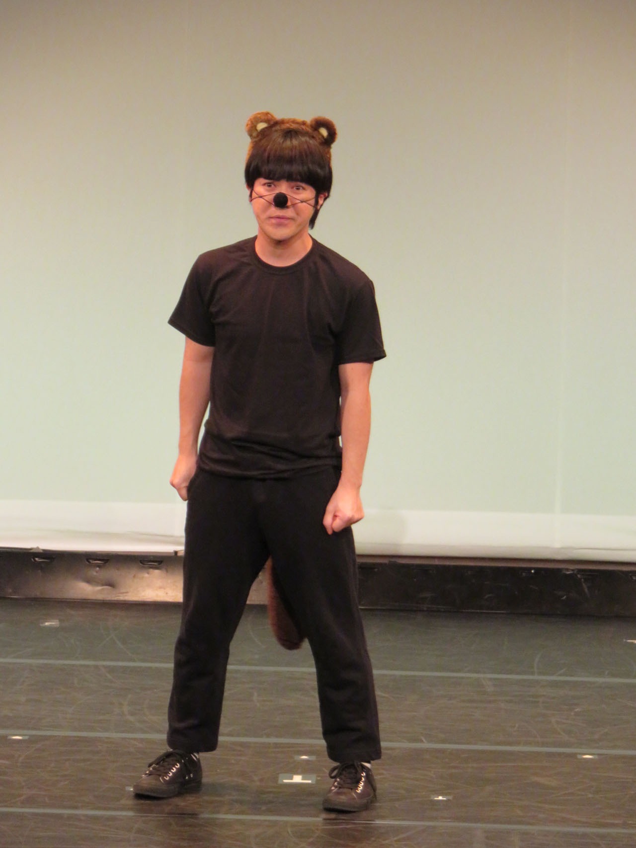 「子どものタヌキ」に出演したラブレターズ溜口。