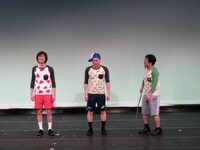 「白線の上を歩く」のワンシーン。