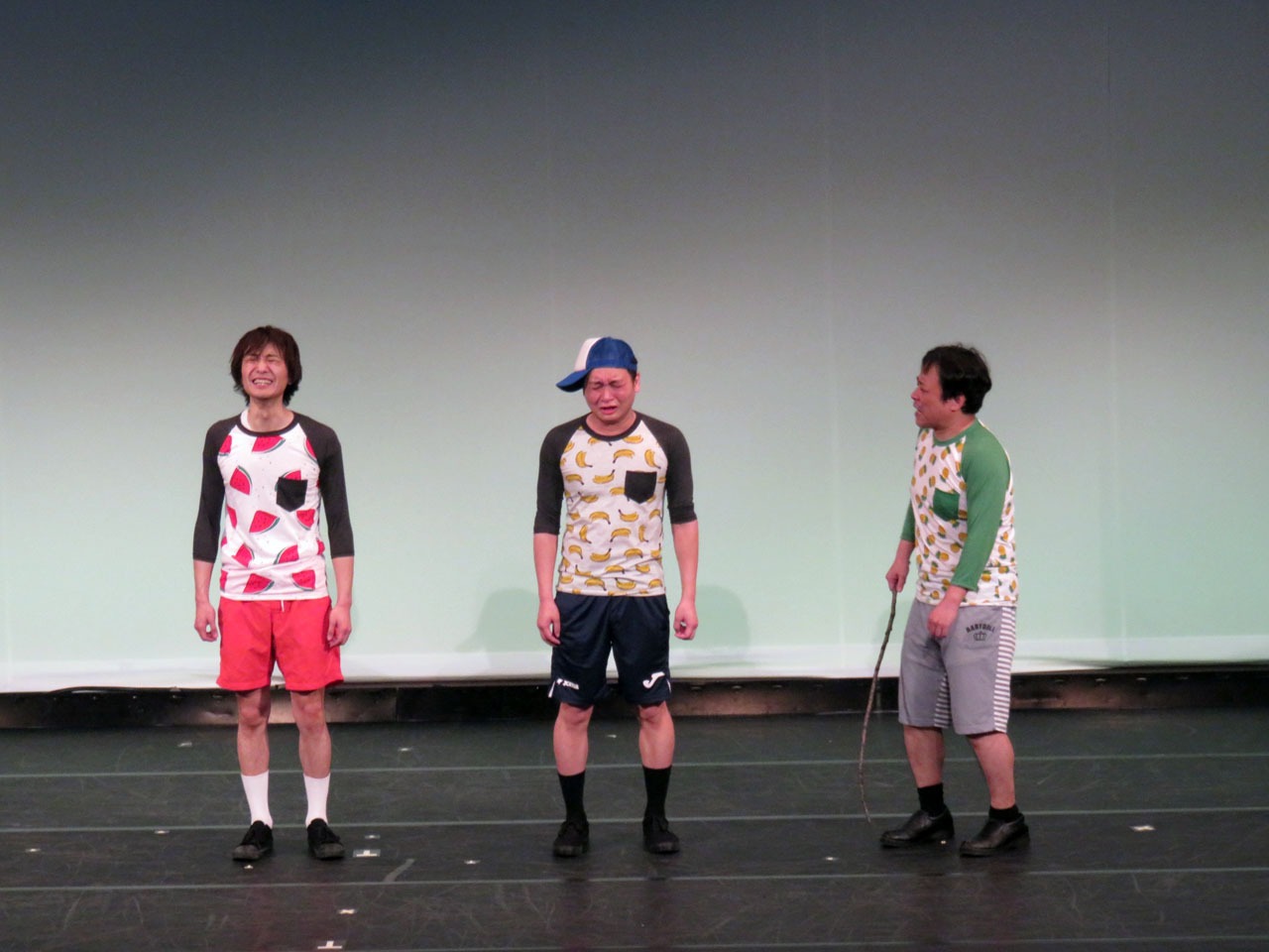 「白線の上を歩く」のワンシーン。