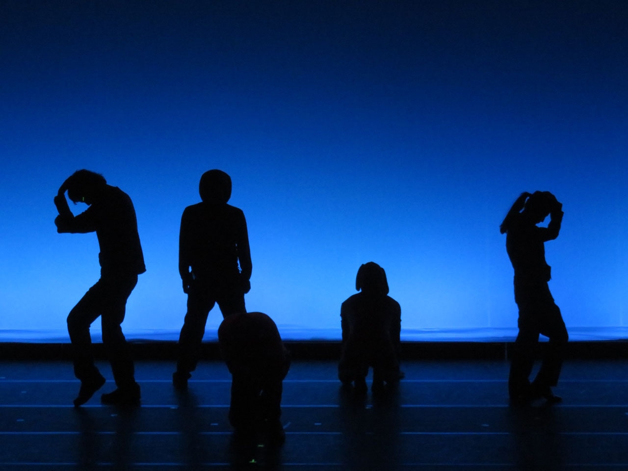 「エグザイラナイ」のワンシーン。