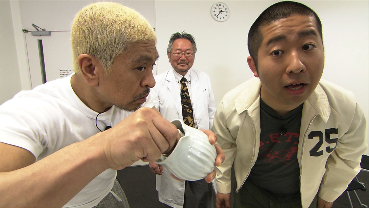 依頼主の松本人志（左）とハライチ澤部探偵（右）。(c)ABC