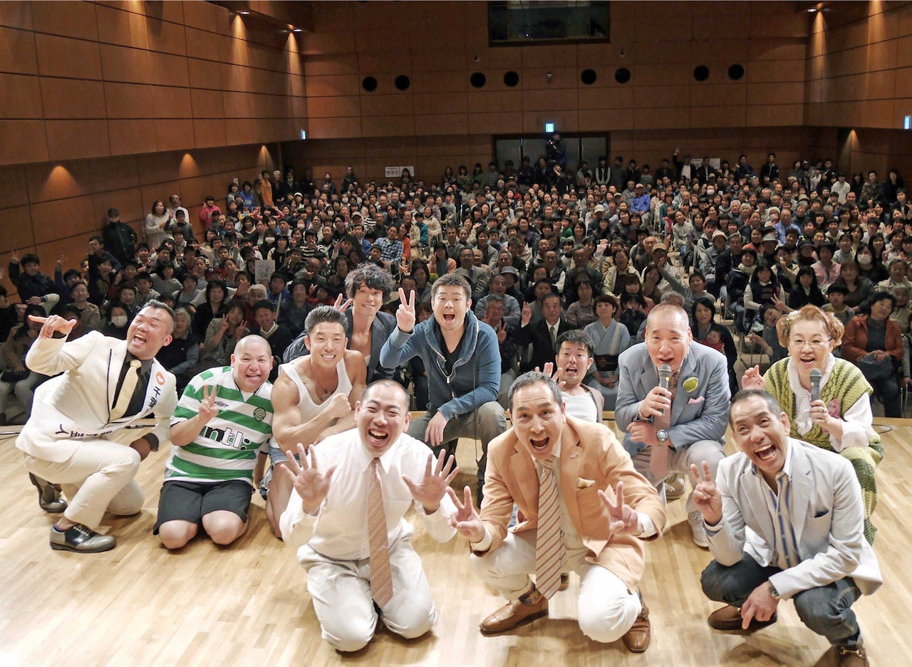 「爆笑！お泊まり演芸」の出演芸人たち（手前）。(c)BS朝日