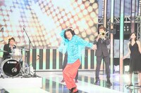 生バンドを従える永野（中央）。(c)テレビ朝日