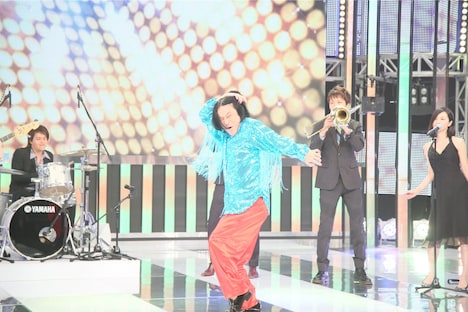 生バンドを従える永野（中央）。(c)テレビ朝日