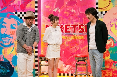 左からケンドーコバヤシ、指原莉乃、千原ジュニア。(c)読売テレビ