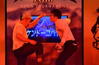 登場時、MCの浅越ゴエ（右）に攻撃を仕掛けるケンドーコバヤシ（左）。