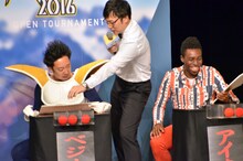 アイクの回答によってボールを奪われるベジータ（左）。