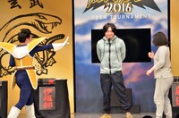 「異種大喜利サバイバルマッチ」で同点優勝となった伊福部崇と伊藤修子を撃破しようとするベジータ（左）。