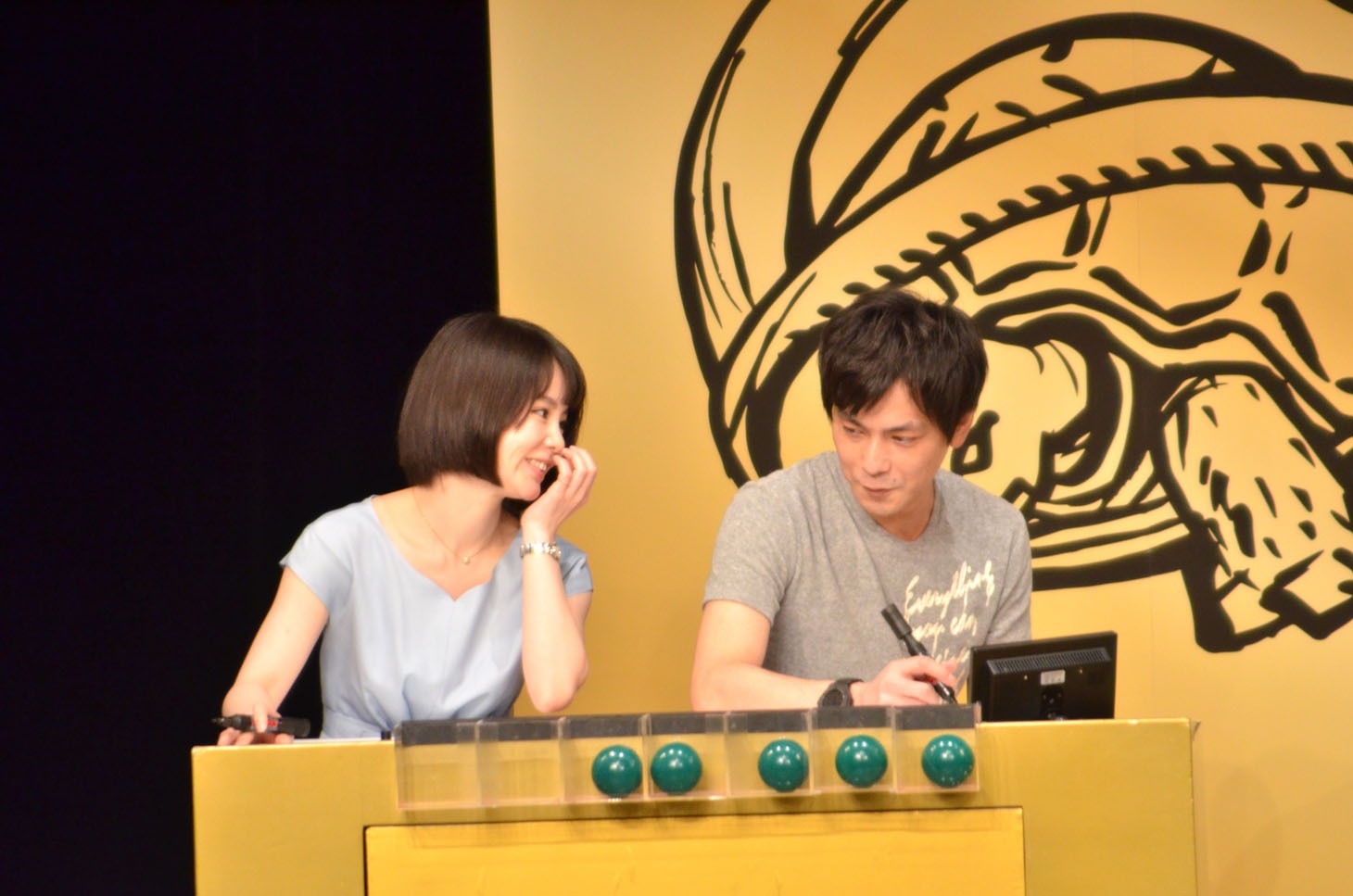 相談する森田＆井上カップル。