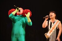 歌を披露するニッチェ。