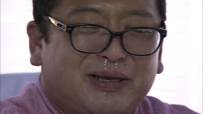 涙を流すWエンジン・チャンカワイ。(c)メ～テレ