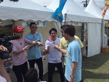 「ぶちぶちシソンヌ」で「島ぜんぶでおーきな祭」を回るシソンヌとジャングルポケット。