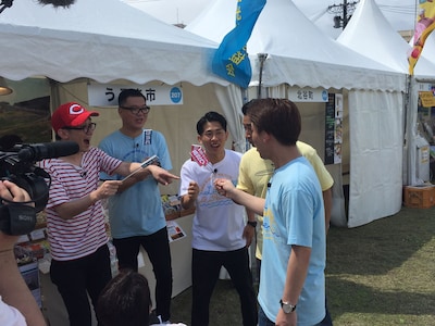 「ぶちぶちシソンヌ」で「島ぜんぶでおーきな祭」を回るシソンヌとジャングルポケット。