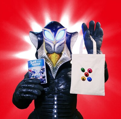 DVD「ウルトラ怪獣散歩」初回封入特典の缶バッジ5種をアピールするメフィラス星人。(c)円谷プロ