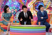 雨上がり決死隊、小島瑠璃子(左)。(c)テレビ朝日