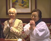 「ママをたずねて三千里」で東京・浅草のスナックを訪れる小堺一機（左）。(c)BS朝日